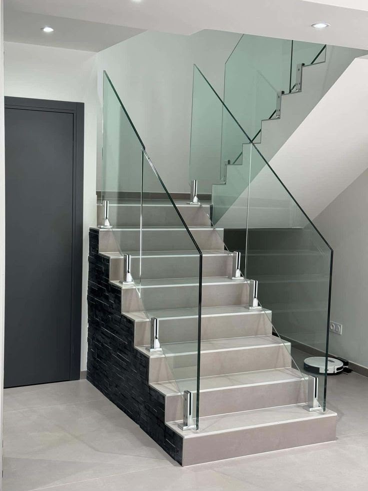 Escalier avec garde-corps en verre et fixations inox