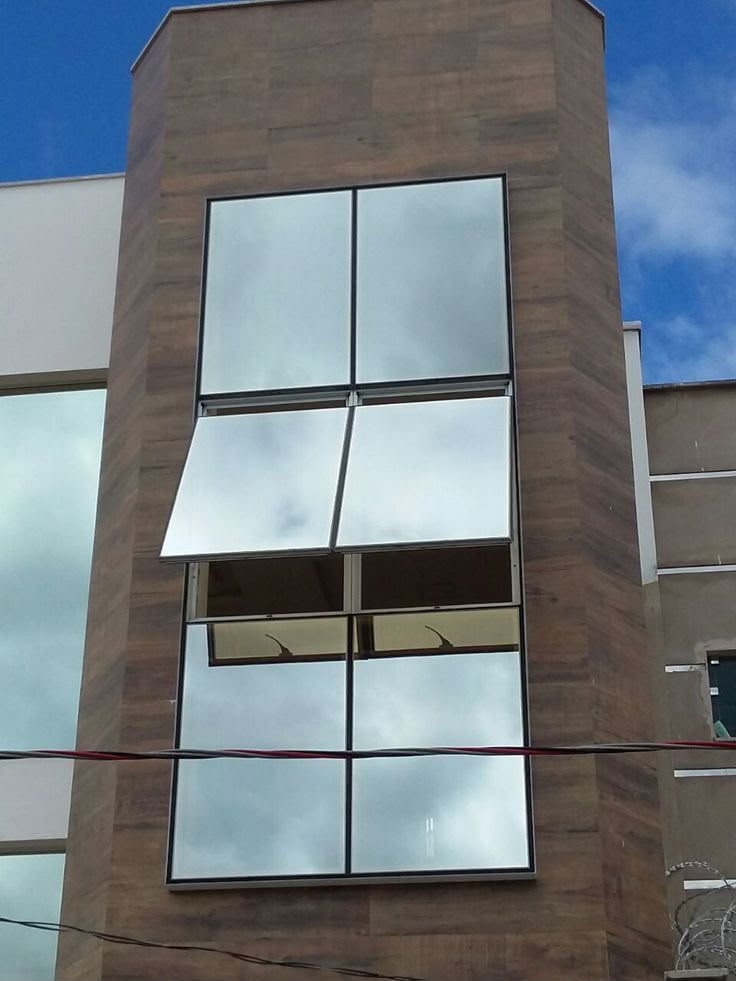 Façade vitrée avec fenêtres projetantes réalisée par VITRIUM